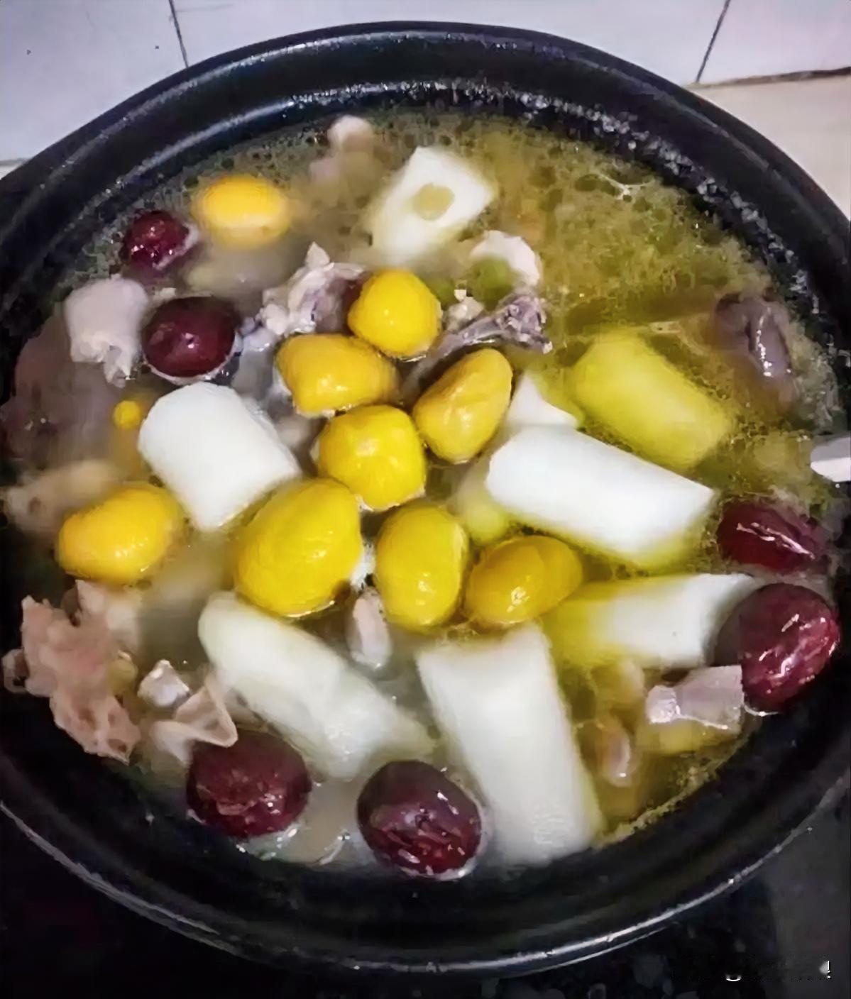 前几天下班回家浑身犯懒，连嗓子都干得发疼，照着方子炖了一锅。土鸡剁块泡30分钟去