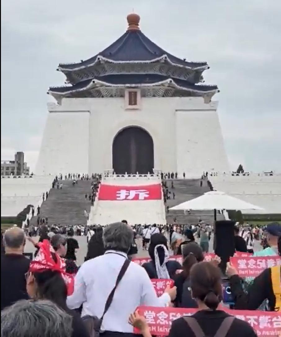 清明节，中国台湾，
青鸟拉横幅要求拆除中正纪念堂，
呵呵。
