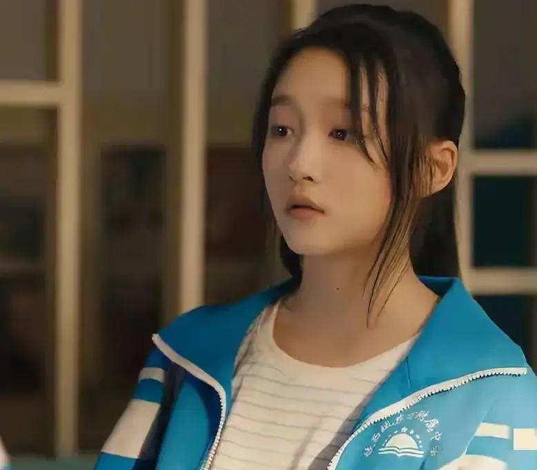 19岁那年刚拿下白玉兰最年轻女配，关晓彤却因为公开恋情瞬间跌入舆论深渊，从新生代