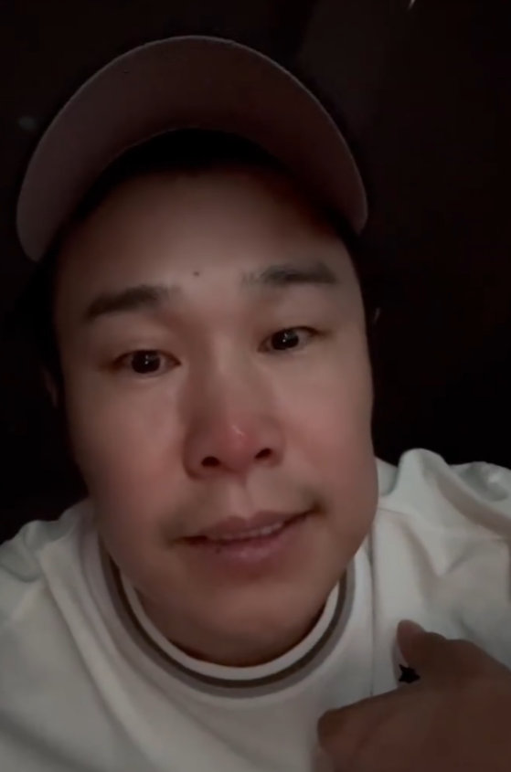 小沈阳给环卫工人准备了早餐 他离开早餐摊的时候，环卫大叔冲他喊了一句：“小沈阳，