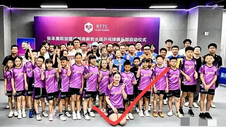 张本美和太没有“明星架子”了吧！昨天刚回到四川老家，
饭都顾不上吃一口，就立马赶