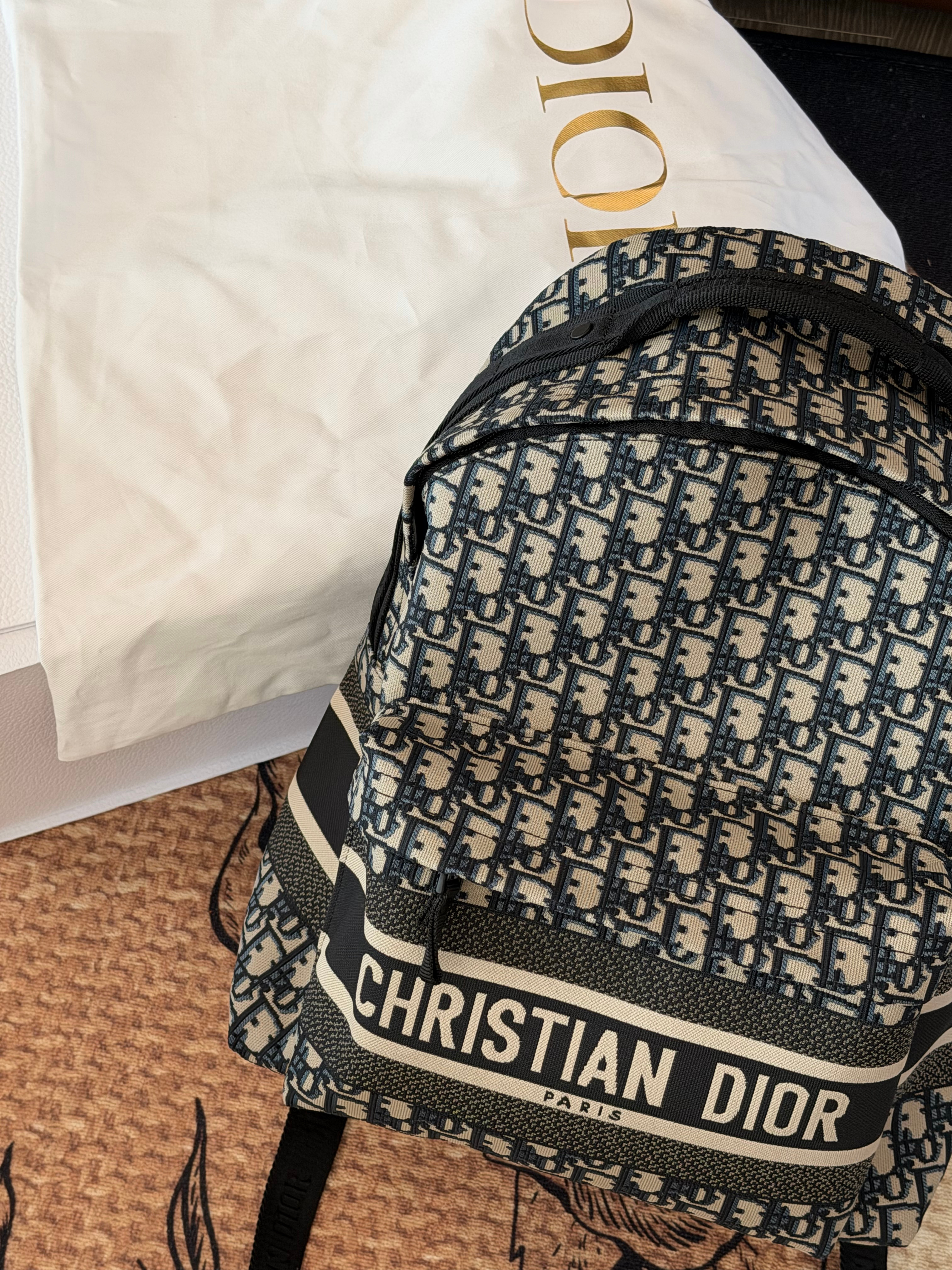 大书包vs小书包学业繁忙 根本不晓得更新是什么了 如果愿意看我乱发的话… ​​​