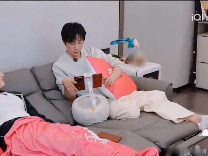 张维伊对董璇撅嘴黑脸张维伊对董璇撅嘴黑脸一点不讨厌，反而透着可爱，这种不刻意的小