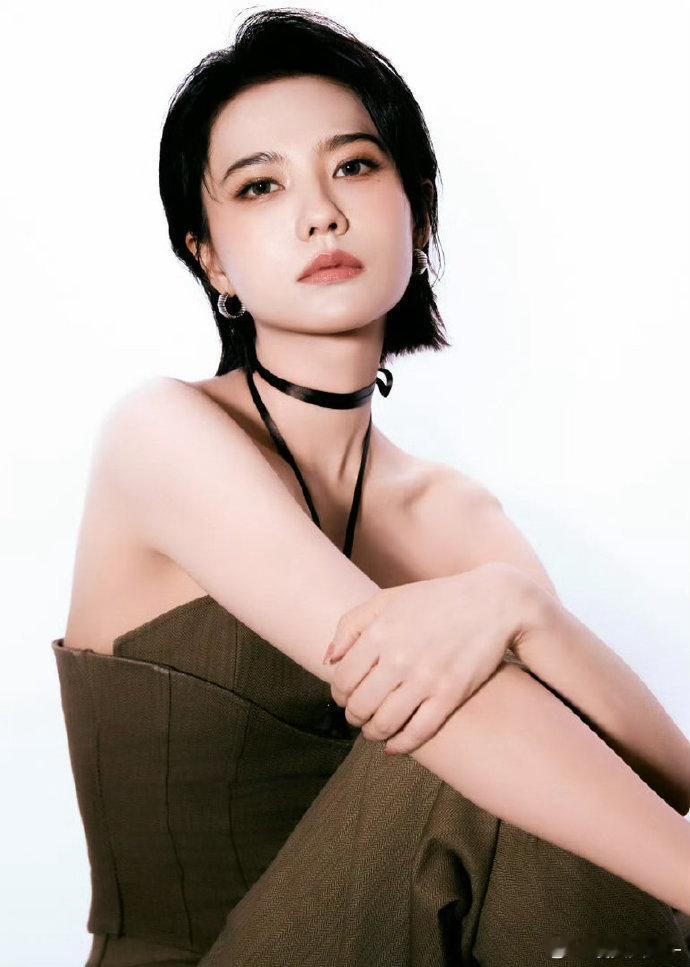 姜珮瑶剧宣姐感姜珮瑶剧宣给自己画红温了被姜珮瑶剧宣现场圈粉无数，从容不迫的状态太