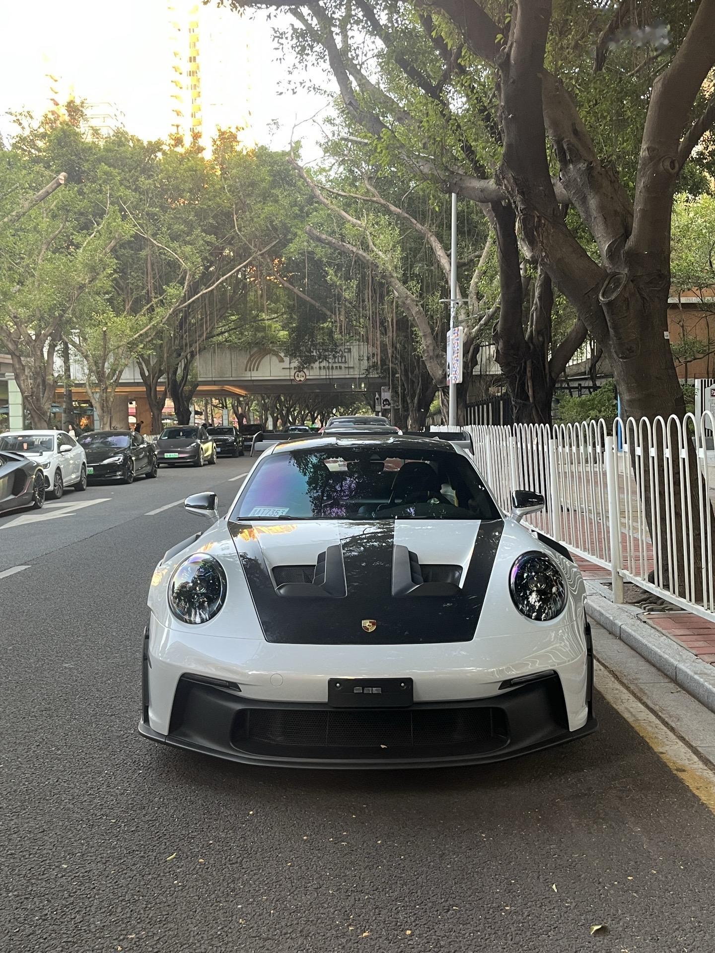 一台合法上路的赛道利器992GT3RS，可调式的大尾翼可真是太帅了