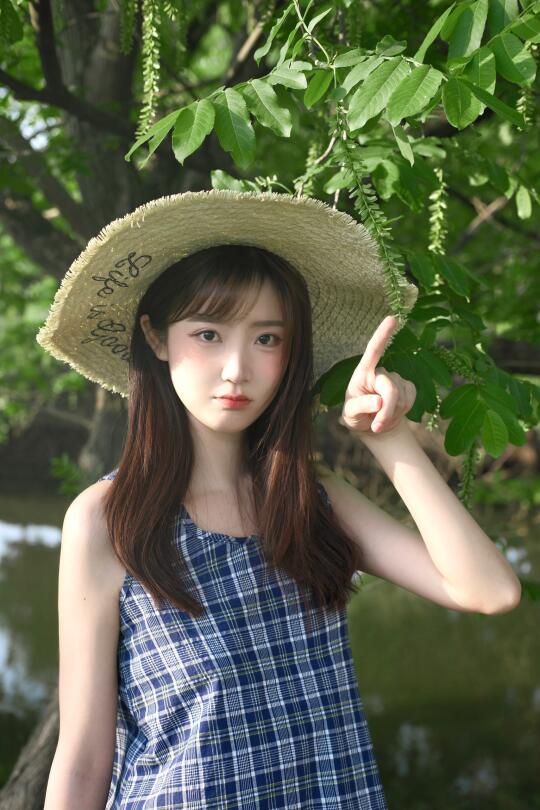 少女的心事散落在绿荫里