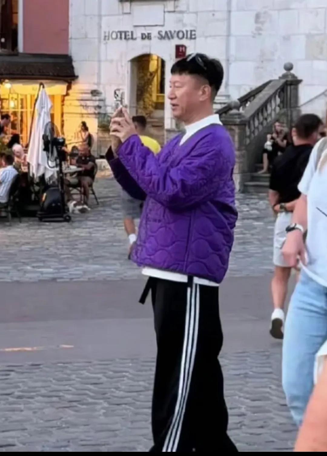 56岁孙红雷法国街头被偶遇！他与妻子王骏迪感情稳定，常一同出游，状态轻松愉悦。虽