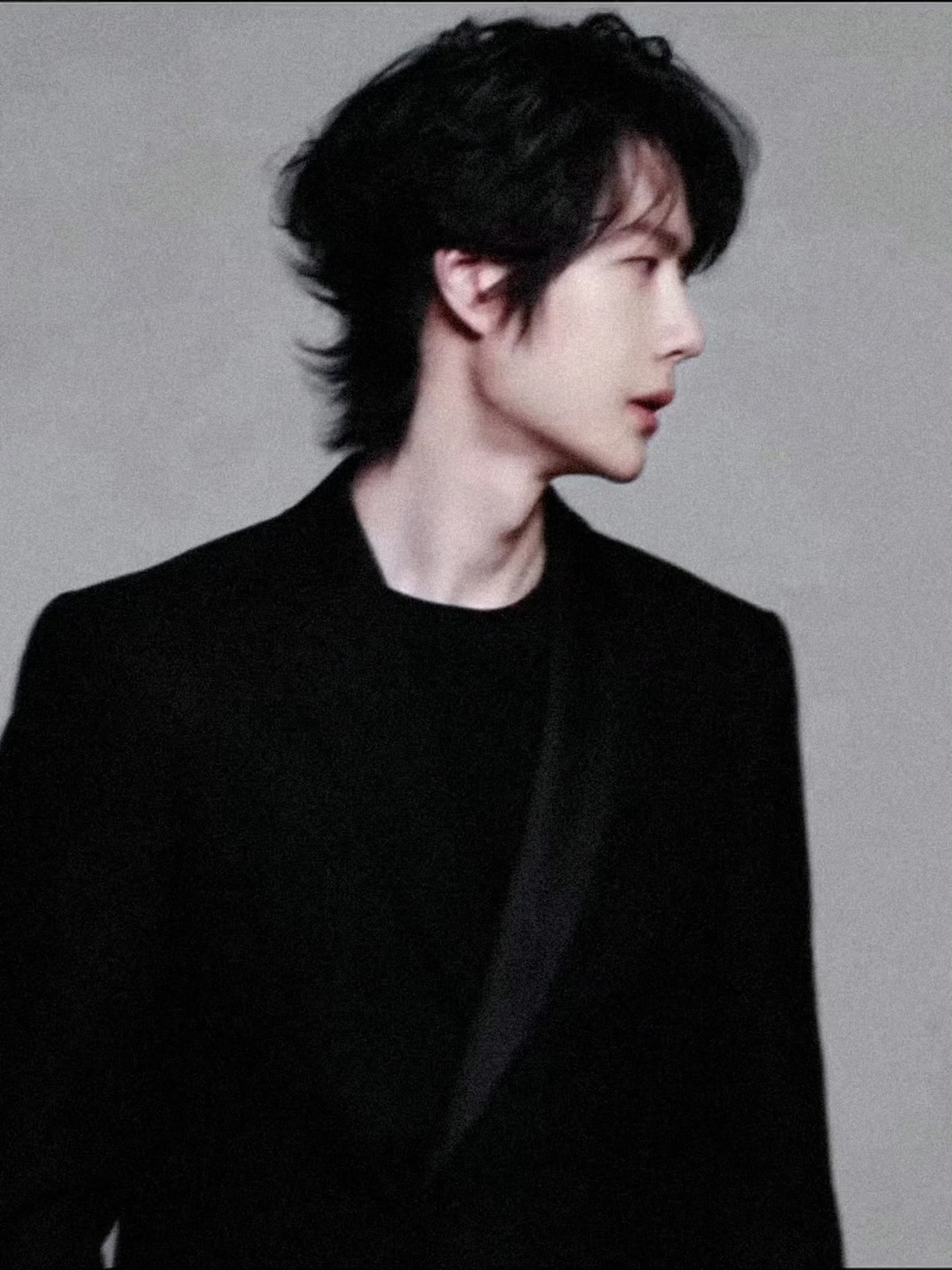 王一博百雀羚物料，小图不敢点开，怕被这刀锋般的下颌线划伤手[喵喵] ​​​