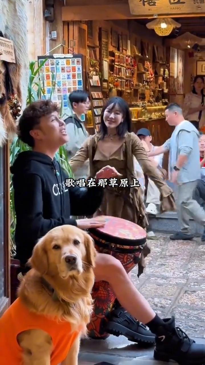 你有一个花的名字，美丽姑娘卓玛拉。你有一个花的笑容，美丽姑娘卓玛拉。你像一只自由