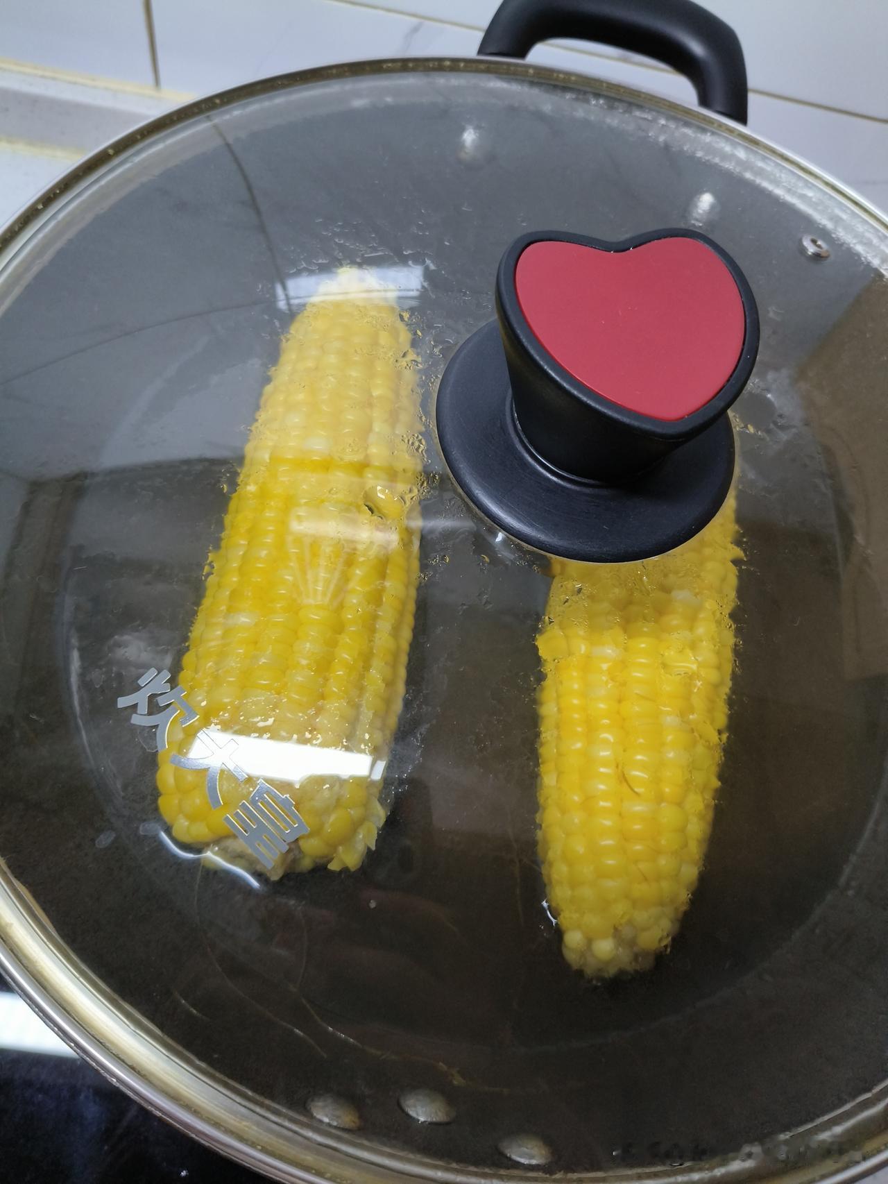 昨天去超市买了两根新鲜玉米🌽
今天煮上了。

一根玉米2元钱，
是甜玉米，
不