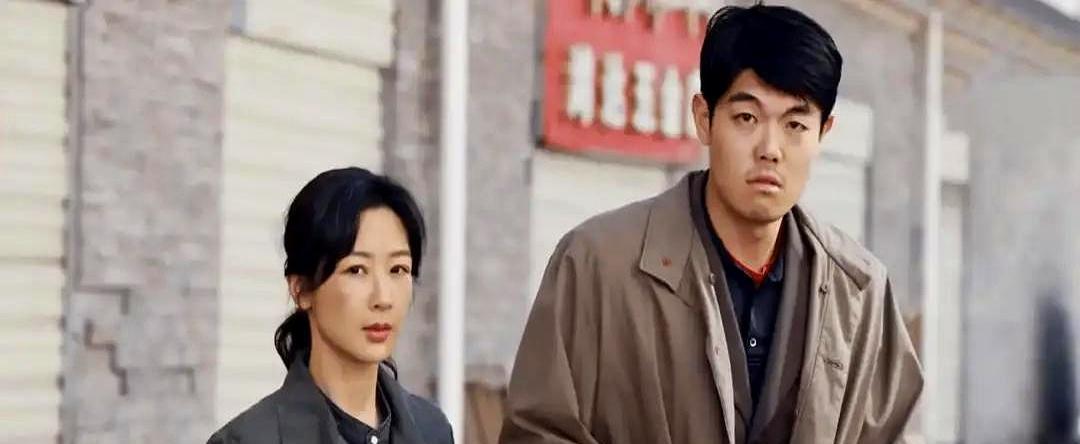 全公司拍桌子互撕时，那个一声不吭的女人赢了。
林总把合同拍桌上，她只是指尖碰了碰