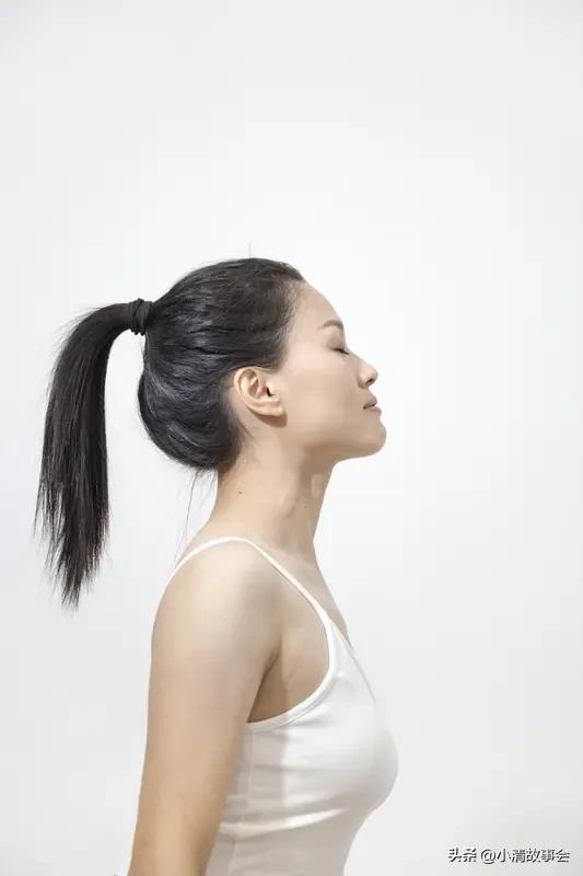 女孩子提升气质，读书是个好办法。腹有诗书气自华，每周读一本书，像《简·爱》《傲慢