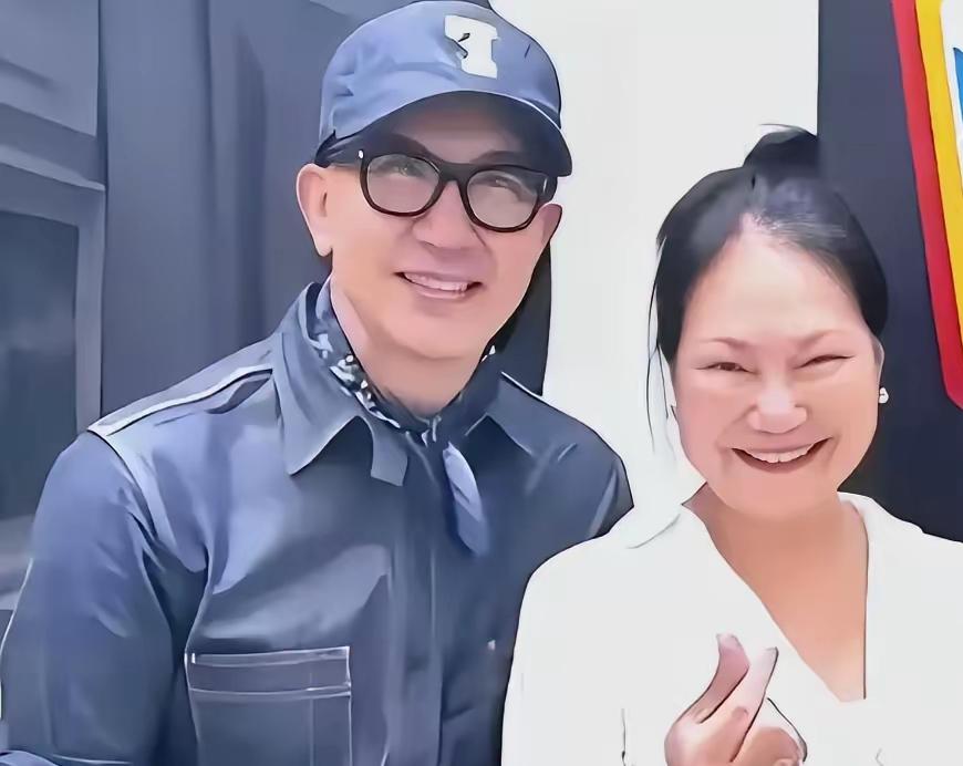大家都盯着S家人，看他们不出声，也不反击。以前汪小菲闹，他们动作多大，现在对着具