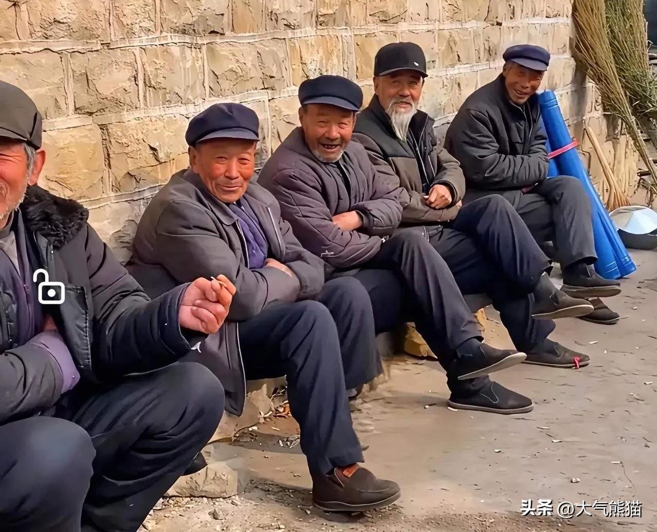 多地开始收紧农民养老金补缴政策！
之所以转向“先延缴、后补缴”原则，而且也不允许