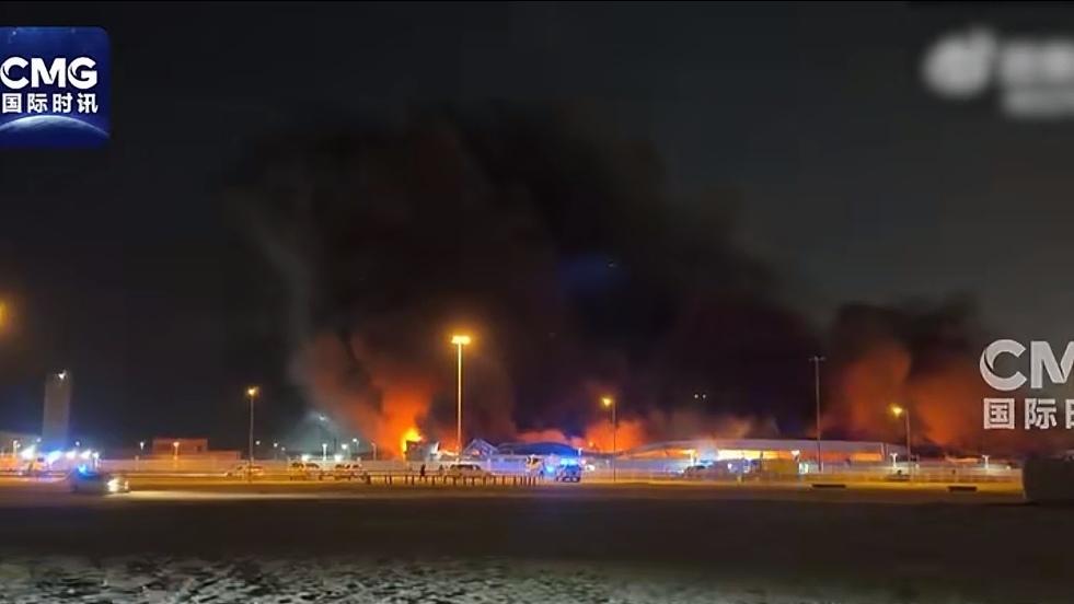 就在昨天晚上。伊朗再一次对美军的基地进行了轰炸。这是伊朗打击巴林美军基地。从图片