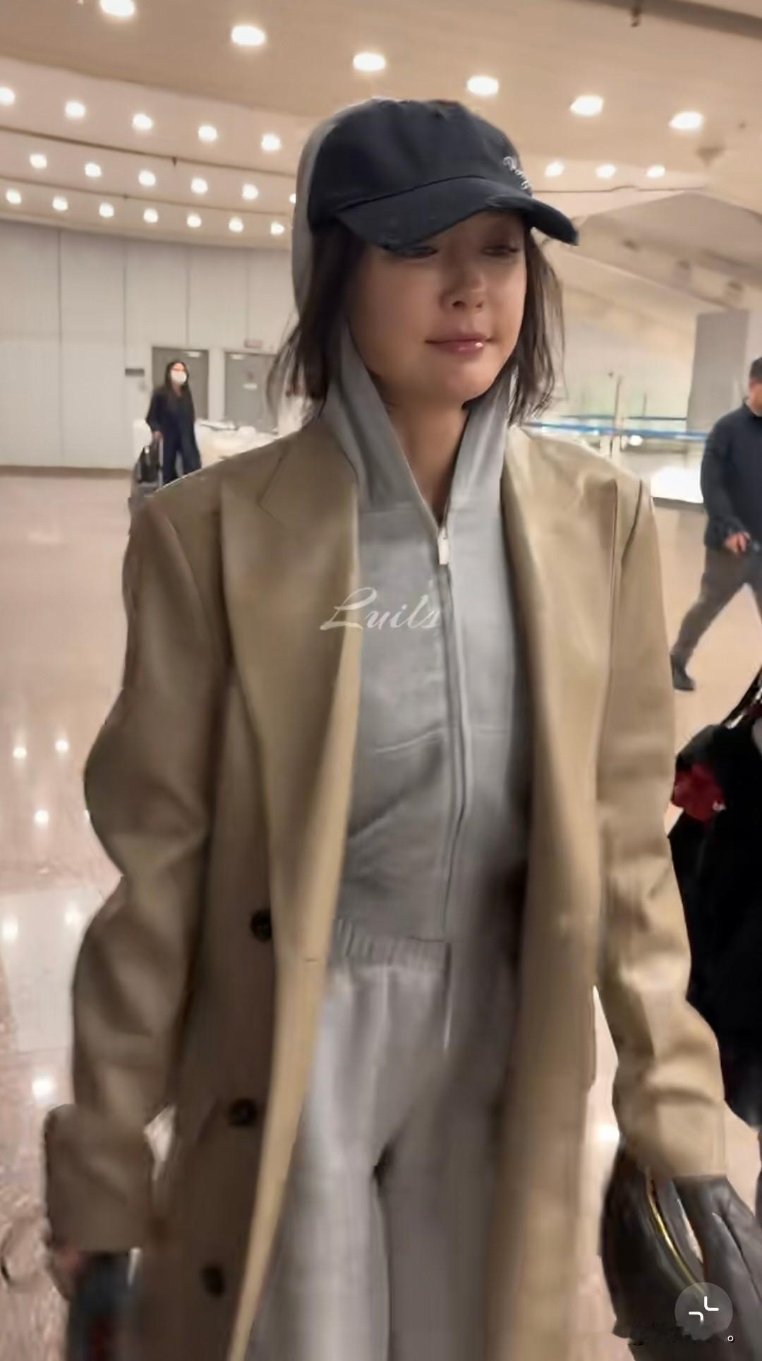 发现演员秦岚胖了，脸都圆了，但身材一点没胖。如今总能看到她，参加活动还挺频繁的，