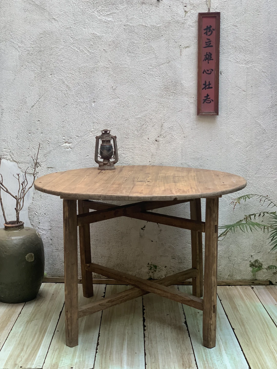 大圆桌、原木色，民宿茶室极简侘寂软装家具。