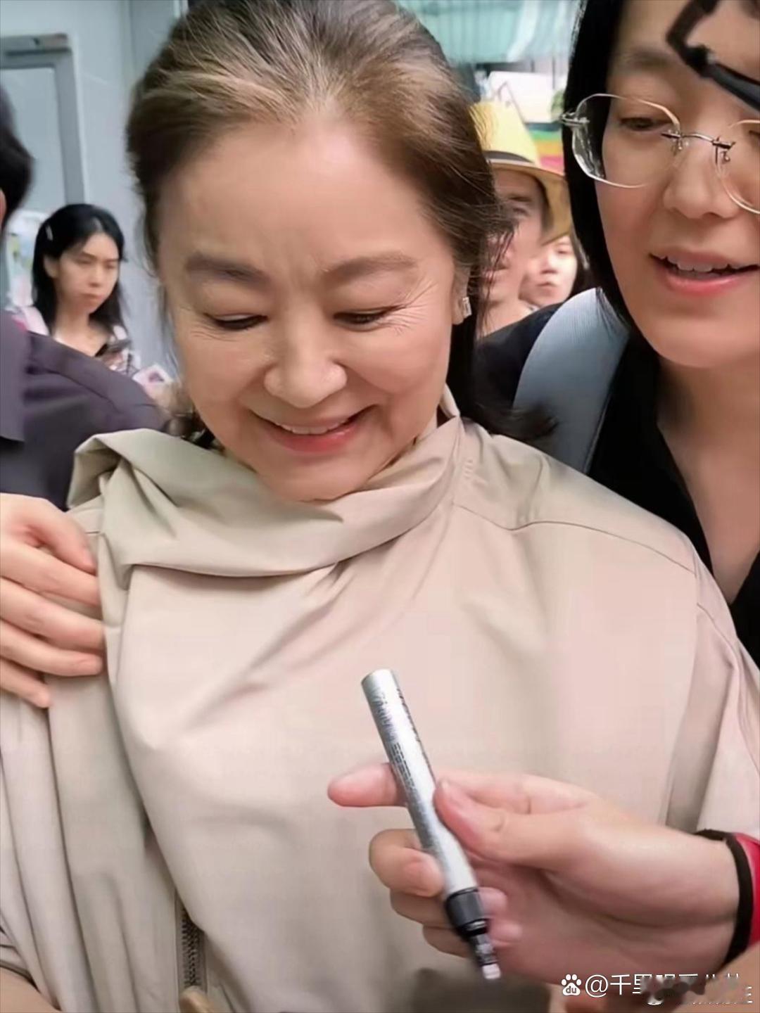 林青霞终于变成老奶奶了。 