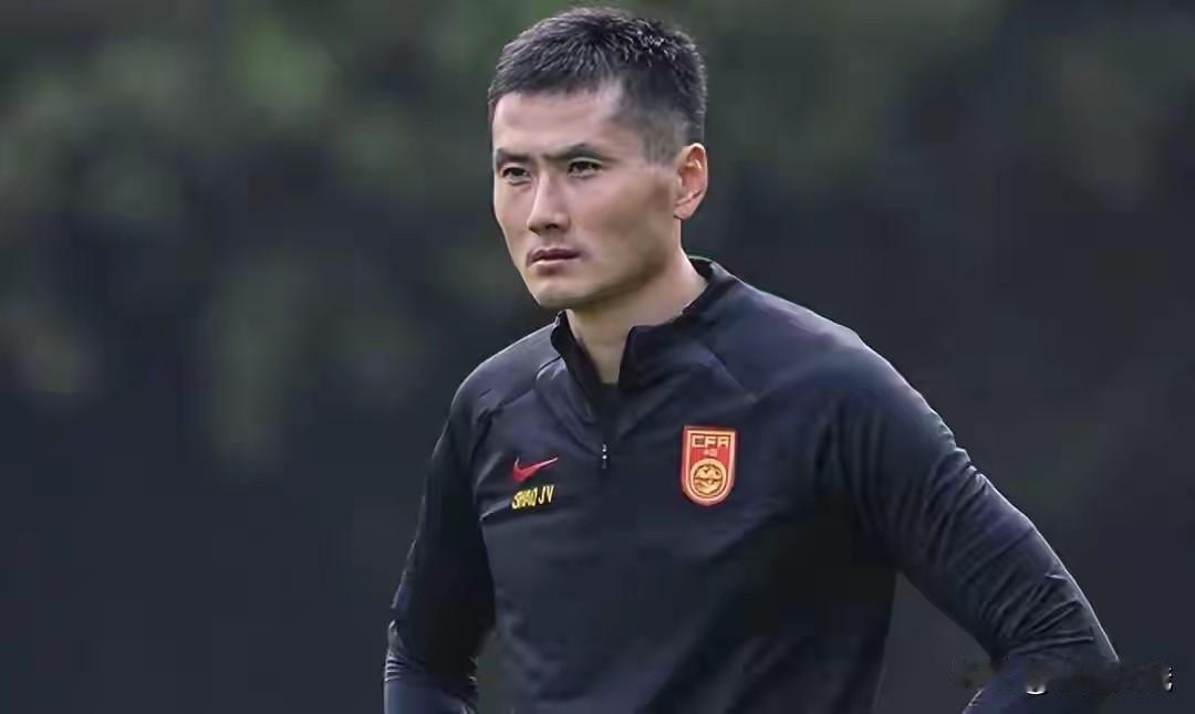 青岛西海岸主教练（邵佳一）成了国足成年队主帅，这是带弱队带出成绩，引起了足协和选