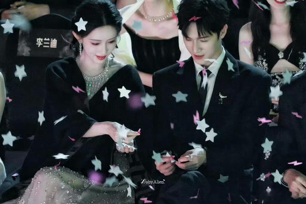 李昀锐笑着哄孟子义 怪不得这么多人喜欢这一对，真的非常有CP感！期待孟子义李昀锐