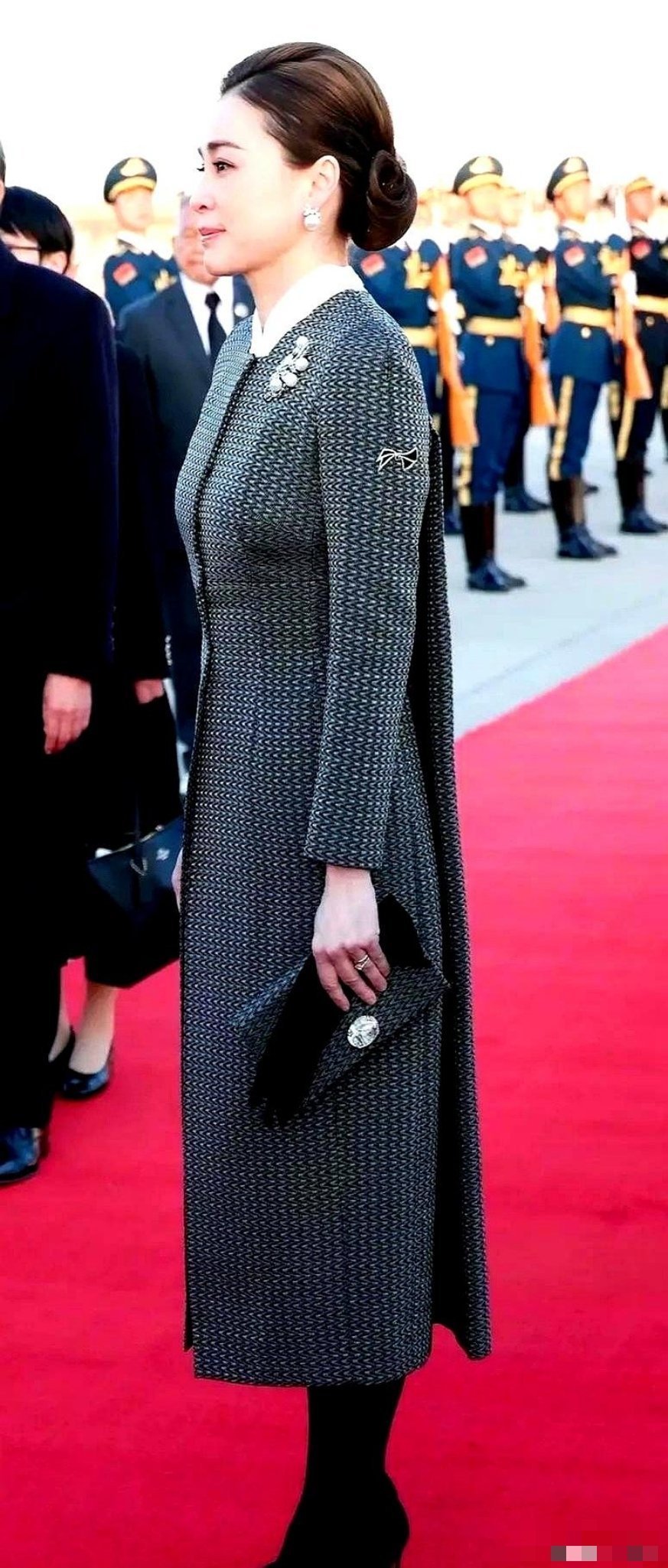 看到泰国王后苏提达的照片，第一眼觉得她真有气质。 可是一搜价格，我惊呆了！ 她穿