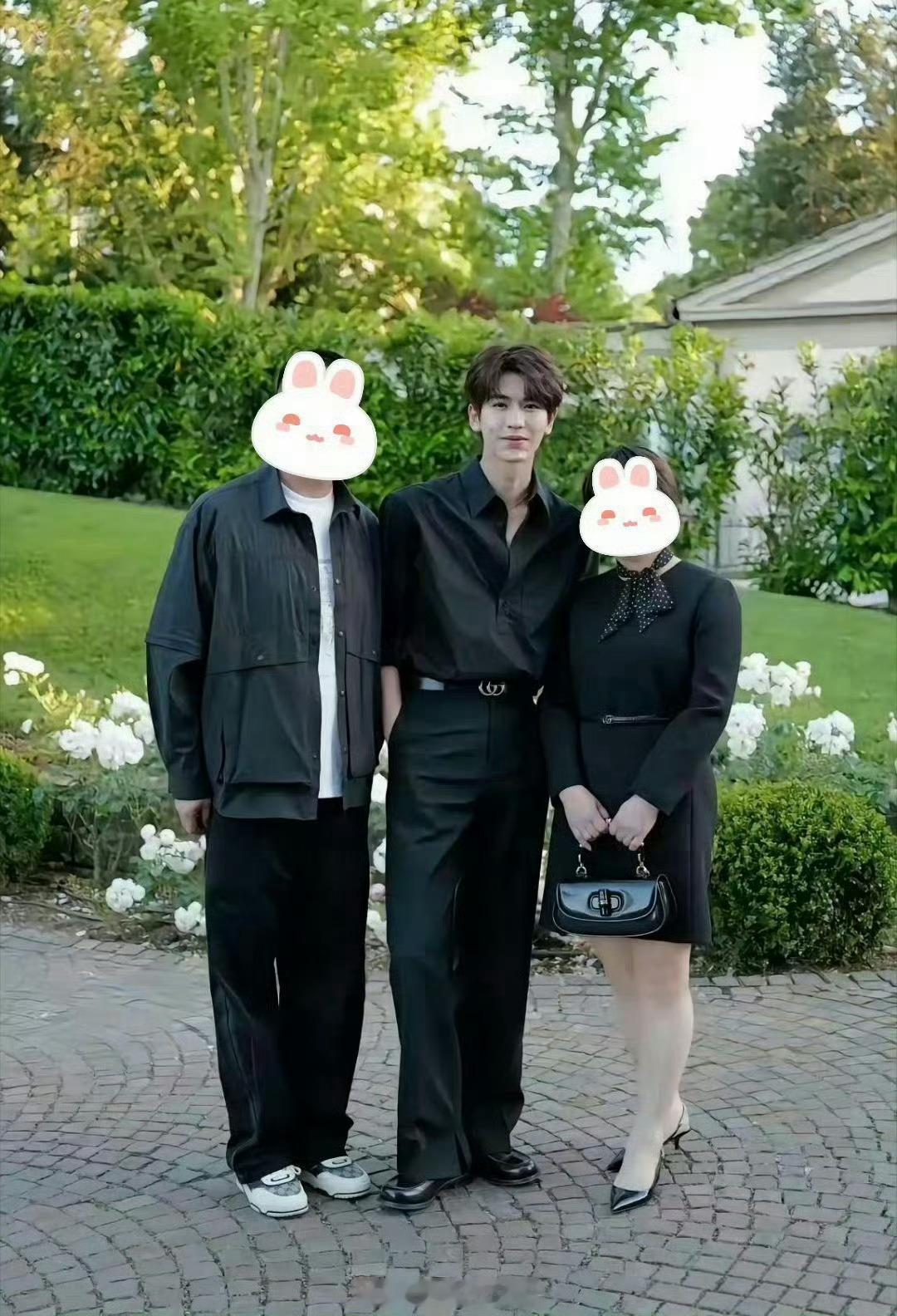 张凌赫妈妈晒出家人合照，全家颜值宛如建模一般出众。这下终于找到他外形出众的缘由，