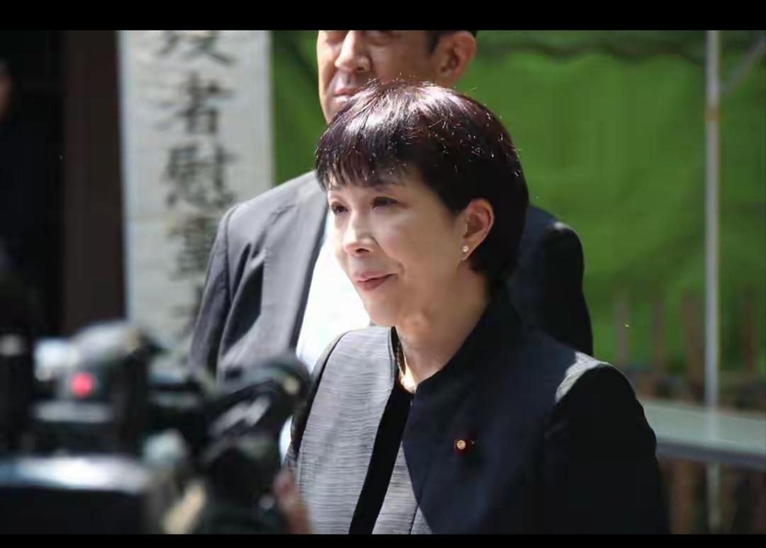 此刻，日本关西机场icon里，挤满了焦急回国的我国面孔，他们都在盯着大屏幕，希望