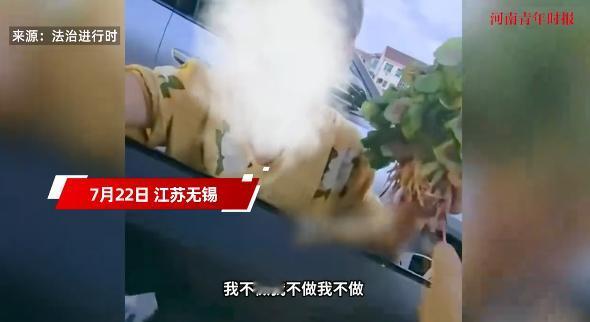 “吵翻了！”7月22日，江苏无锡，一男子刚停好车，一老太太走上前来，强行推销10