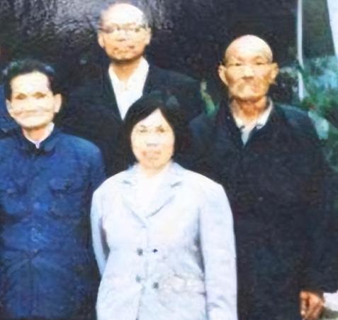 1947年，已成为解放区的山东一村子来了个特殊的乞丐，他拒绝了村子里所有村民的施