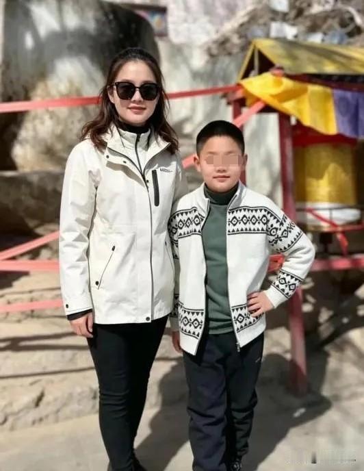 又一个大瓜
曹某某的好大儿现身

不过这个是小时候的样子吧，母子俩长得可真像呢，