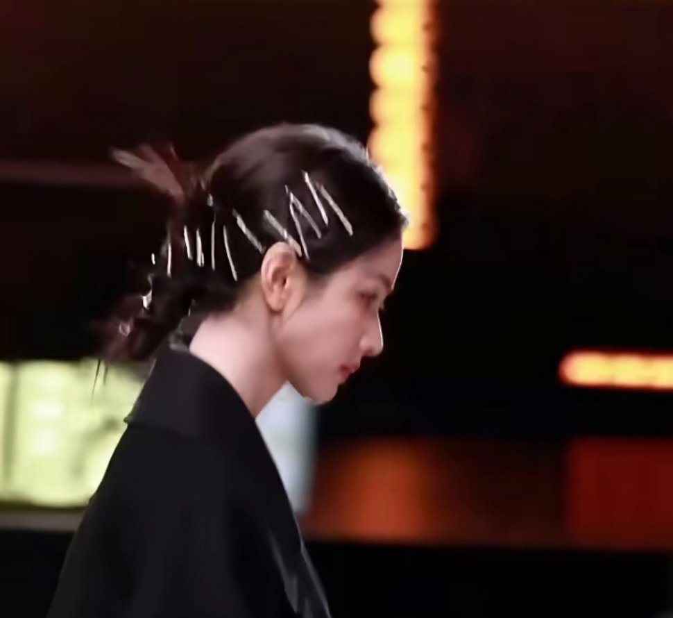 后台只剩三分钟，造型师急得团团转，陈都灵自己把碎发别到耳后，两枚超市三块五一板的