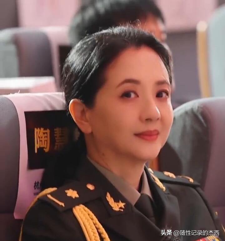 59岁的陶慧敏，虽然老了，但是身材相貌还是保持得那么好，她的脸蛋是纯天然的，优雅