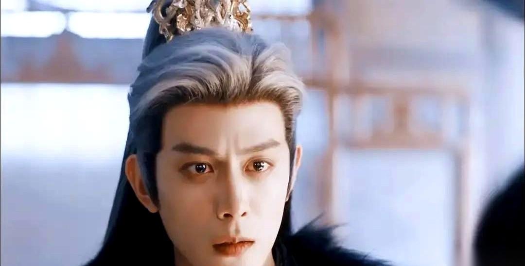 我数了，她给那个孩子夹了七次菜。
整整七次，每一次，都是桌上最不起眼的素菜。
转