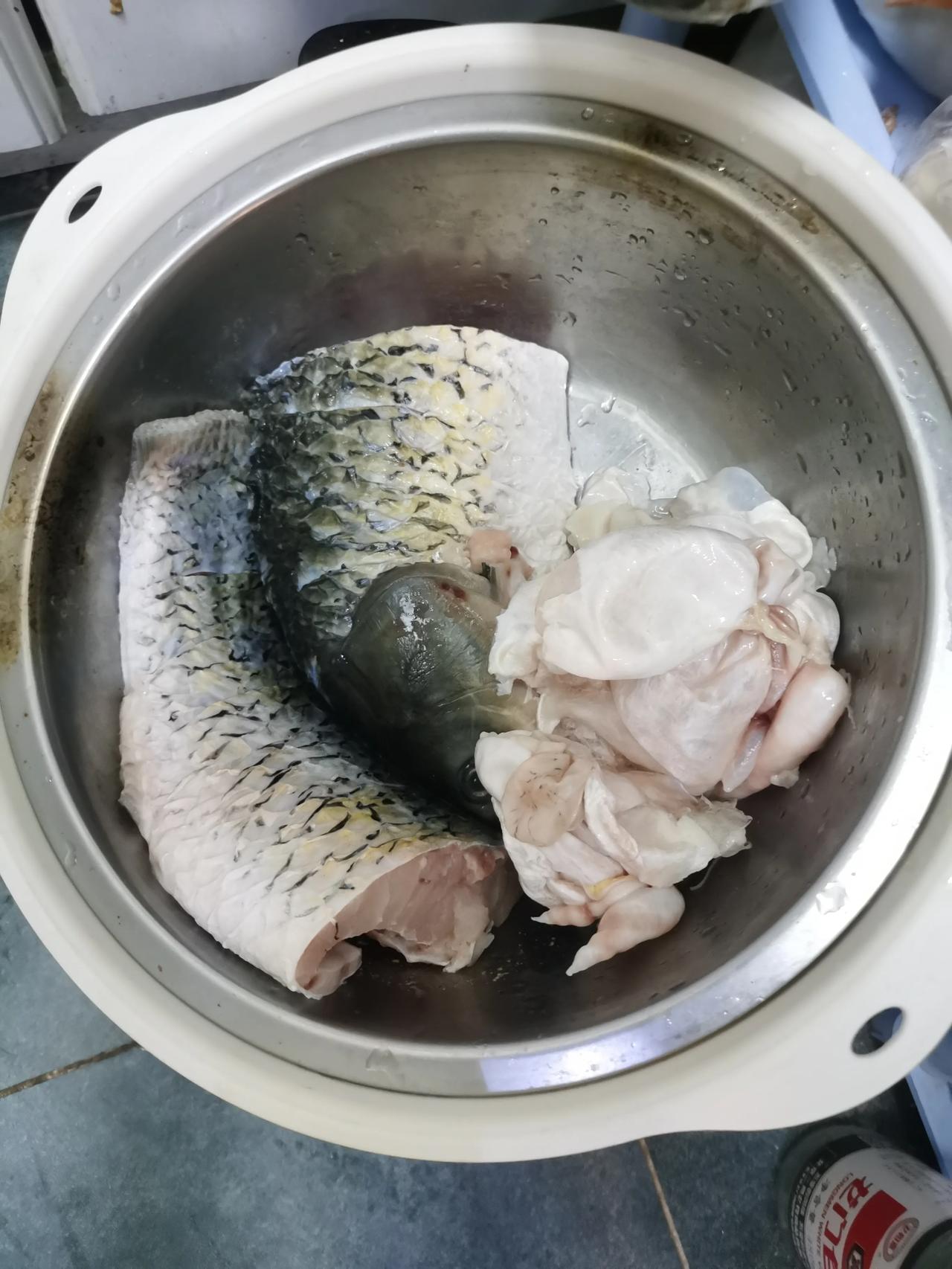 在胖东来买的草鱼，确实新鲜干净，店员给处理的很细致，鱼鳞刮得干干净净，鱼腹里的黑