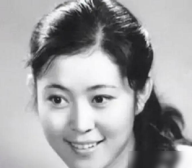 宋丹丹端起酒杯，越过半张桌子递向倪萍，全场大佬的眼神都变了。
就因为当年撞见陈