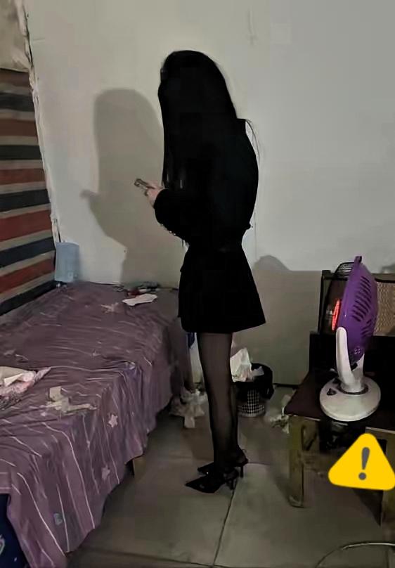 黑丝高跟配脏乱出租屋，这哪是“精致穷”，分明是用虚荣给自己画的牢笼。
 
宁愿吃