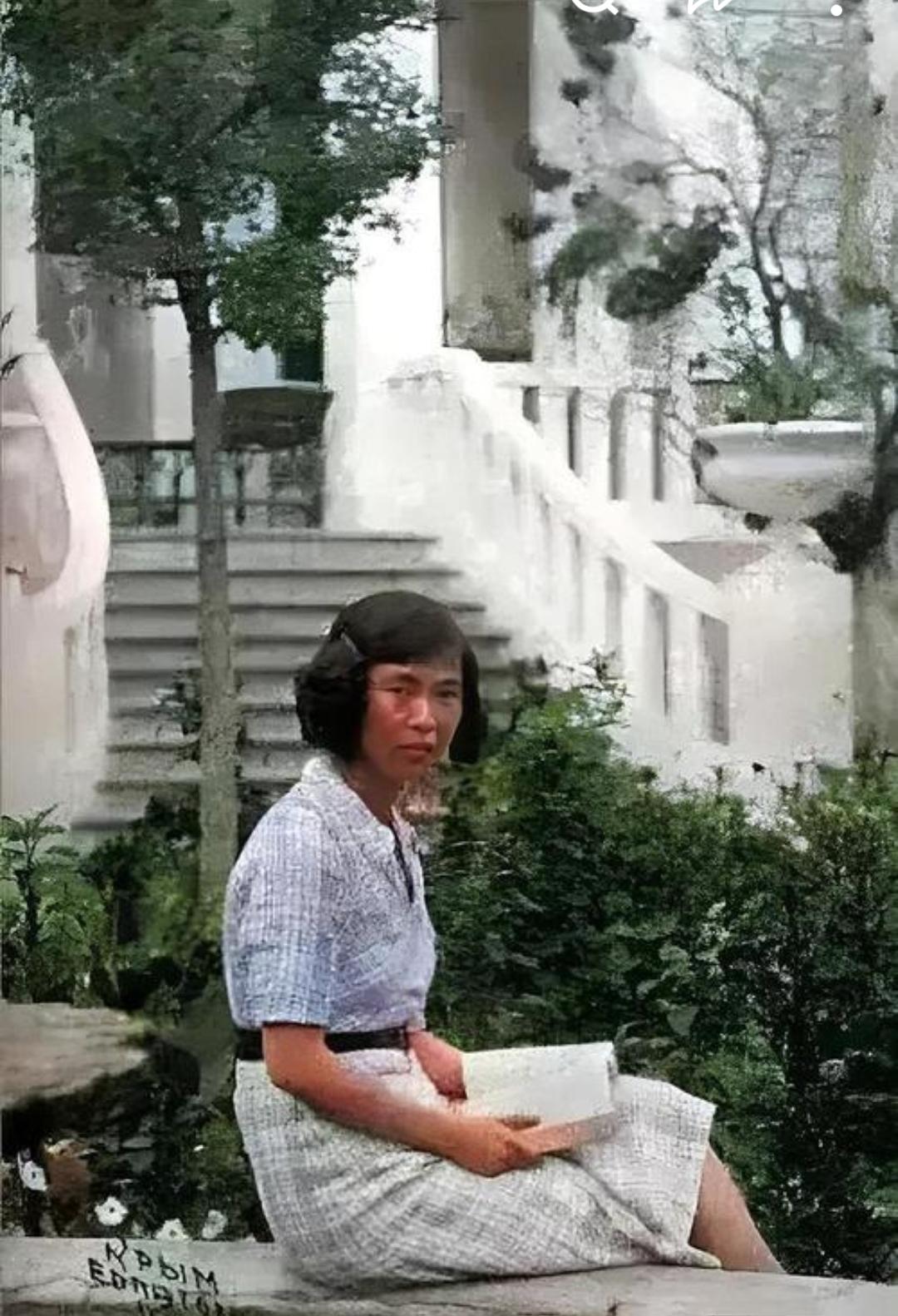 贺子珍30岁时于苏联拍摄的照片中，这是1939年，贺子珍在苏联的罕见留影。

短