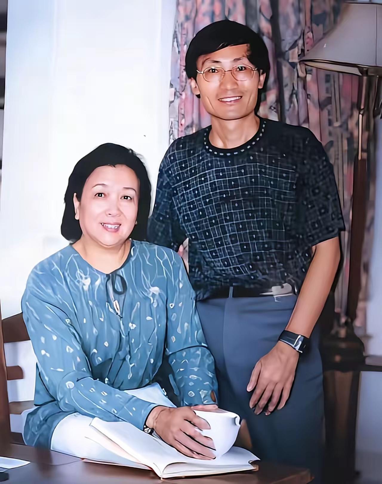坐着的女士是位知名老艺术家，代表作有《青春之歌》《舞台姐妹》大概有80%的人都不