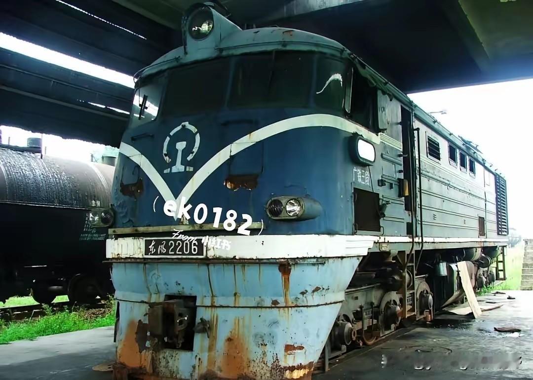 有网友分享出了当年三茂铁路使用的老东风内燃机车拆解的场景记录照片。三茂铁路是九十