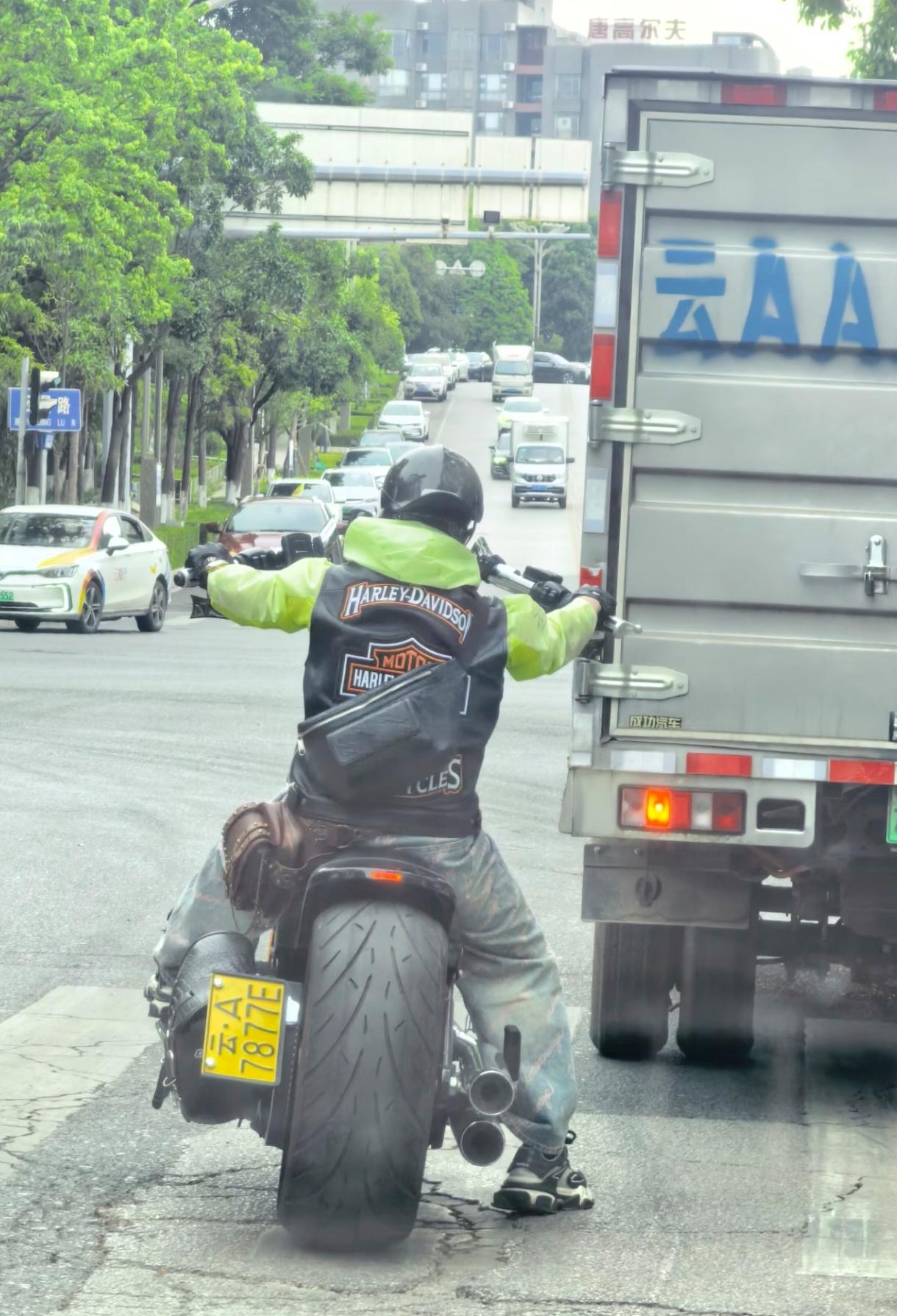 第一眼看花了，以为骑手拉着旁边的箱货。巡航后面看太像大螃蟹了。专治肩周炎，告别五