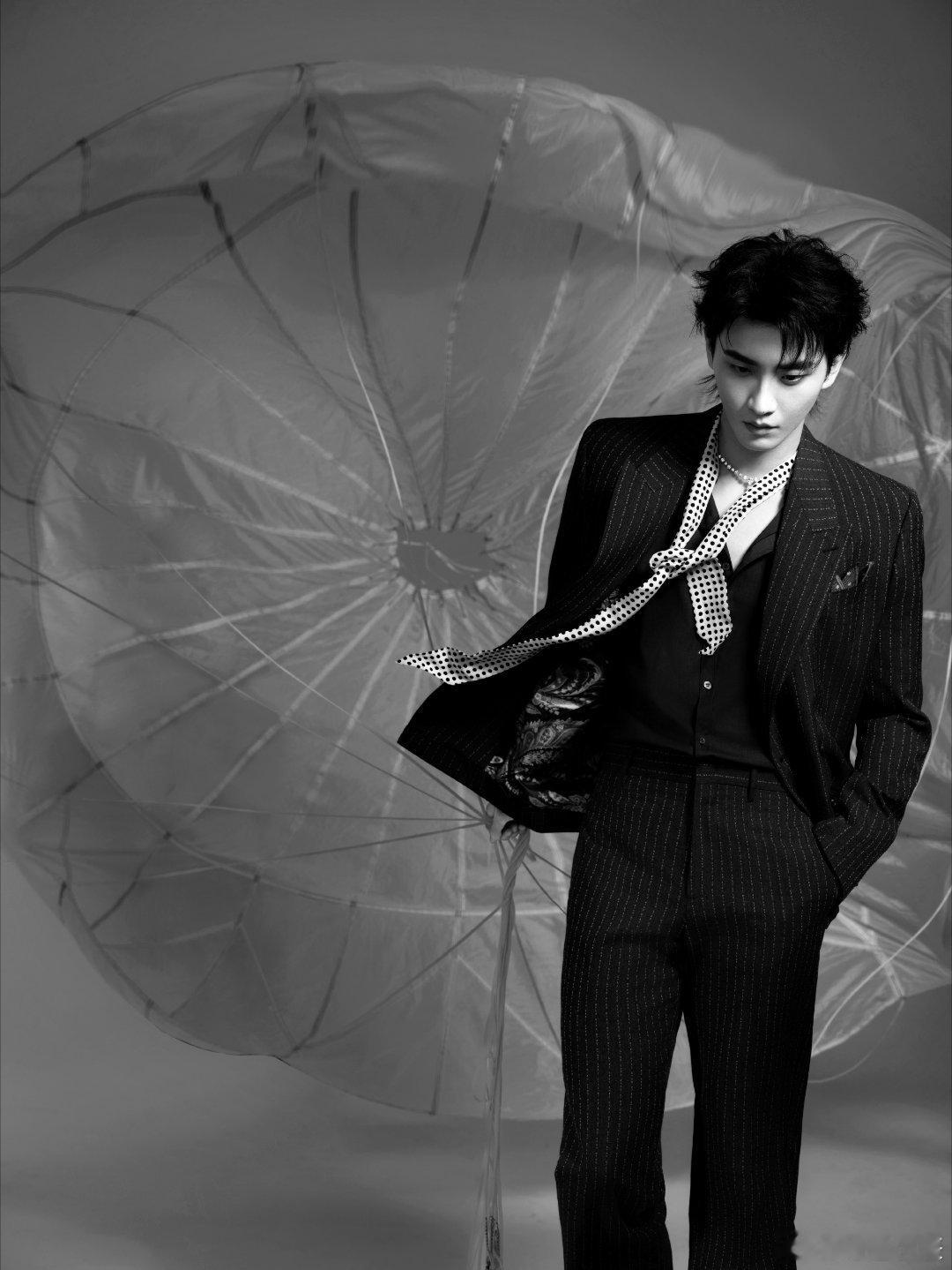 陈鑫海满头大汗陈鑫海星光大赏热成表情包！满头大汗仍保持优雅，安利三部待播剧，这状