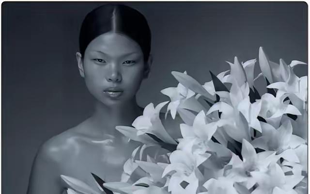 1999 年，18岁满脸雀斑的吕燕去面试模特，一个男人却对着她说：“你真漂亮，真