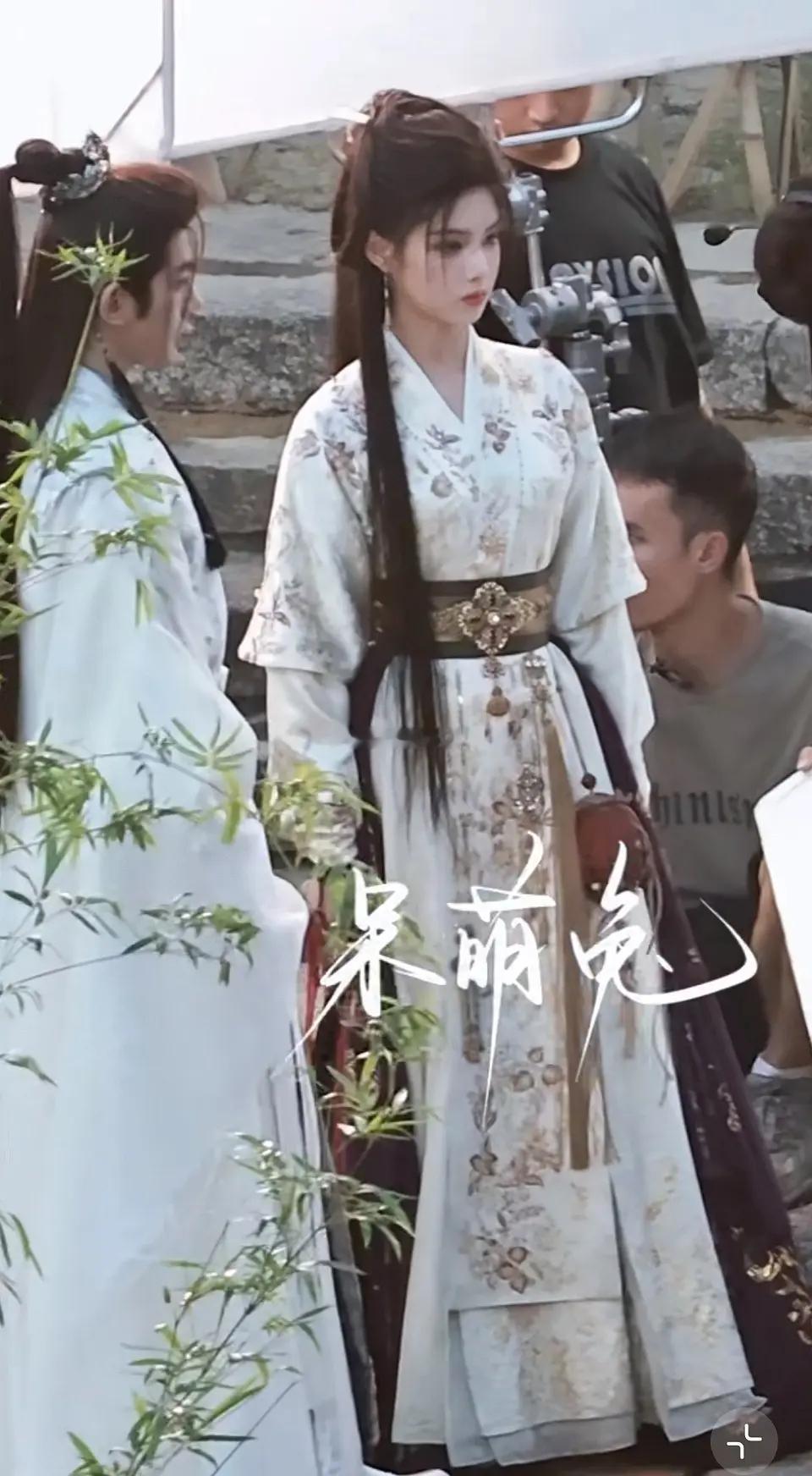 网友：郭敬明是月龄没赚钱吗，咋百妖谱的衣服看起来这么穷 