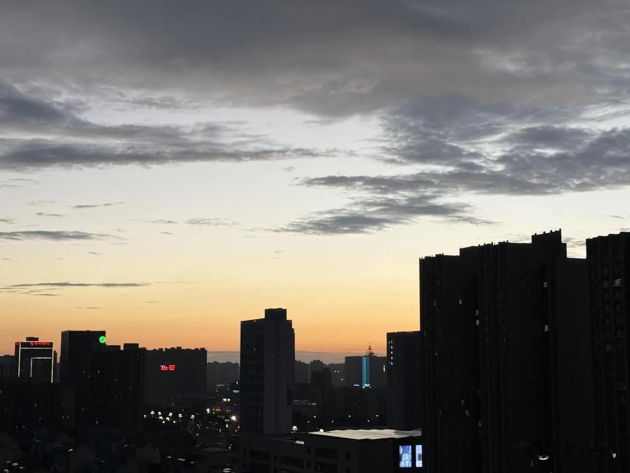 雨后西安今天的天气太梦幻了（8月4日傍晚）。
