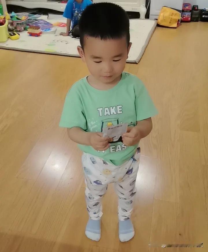会表现的二宝小骏马。

刚才我小弟媳打来视频电话，想看看我的两个孙子。

大宝和