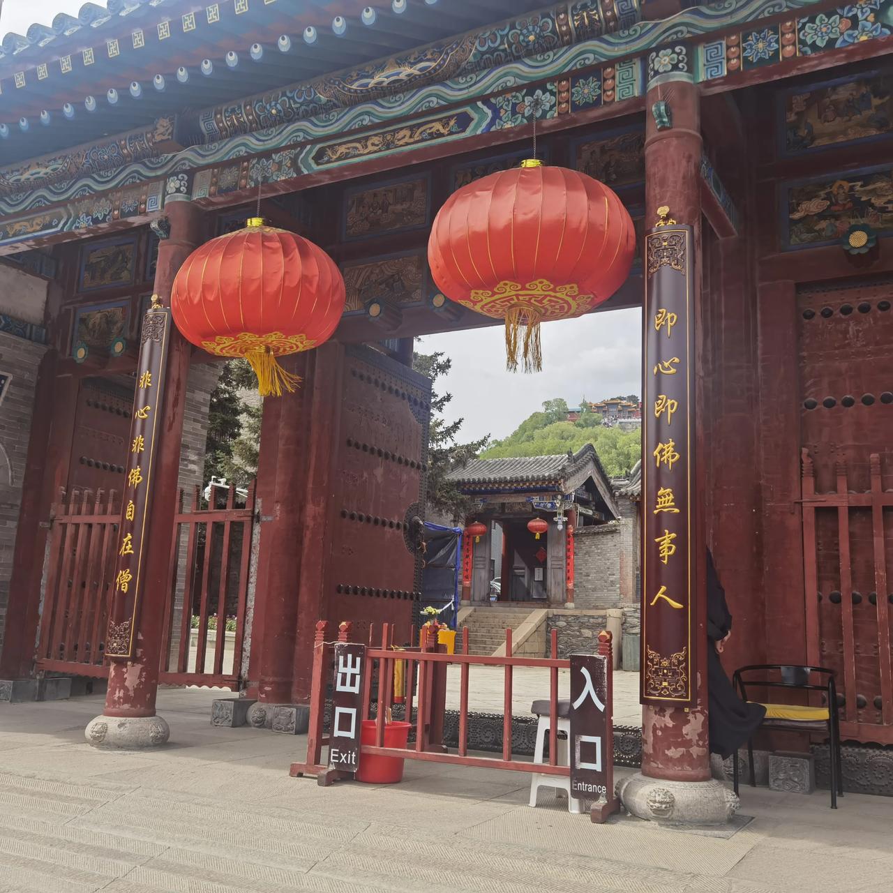 非心有佛看门人，即心非佛无厌僧