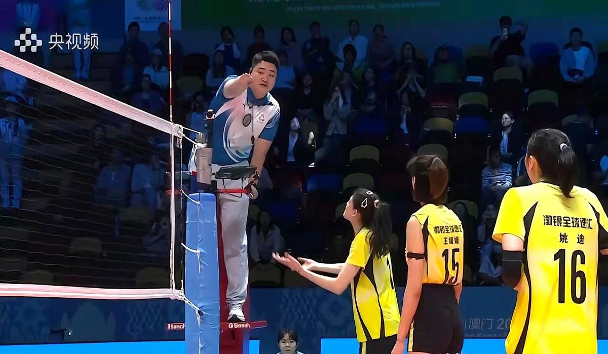 2025全运会女排小组赛天津对北京那一场，第一局18:15领先时的触网判罚，真是