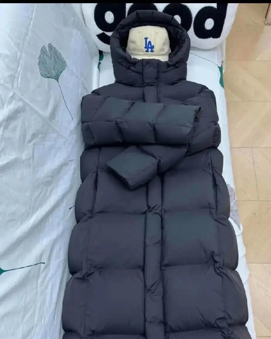 零下23℃，哈尔滨的风像刀子。我穿短款羽绒服，十分钟就哆嗦，膝盖直接冻麻。换成长