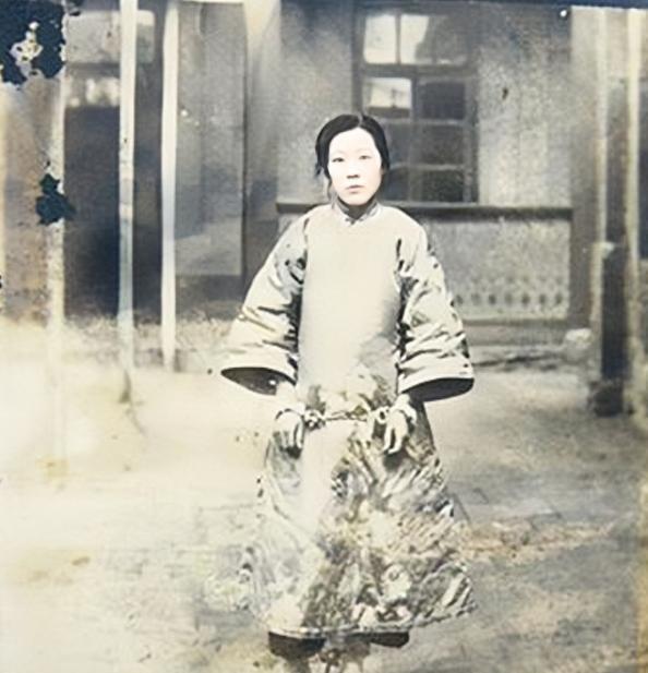 1925年，24岁的青楼女子张素贞正在接客。然而，当她开始宽衣解带时，冰冷的枪口