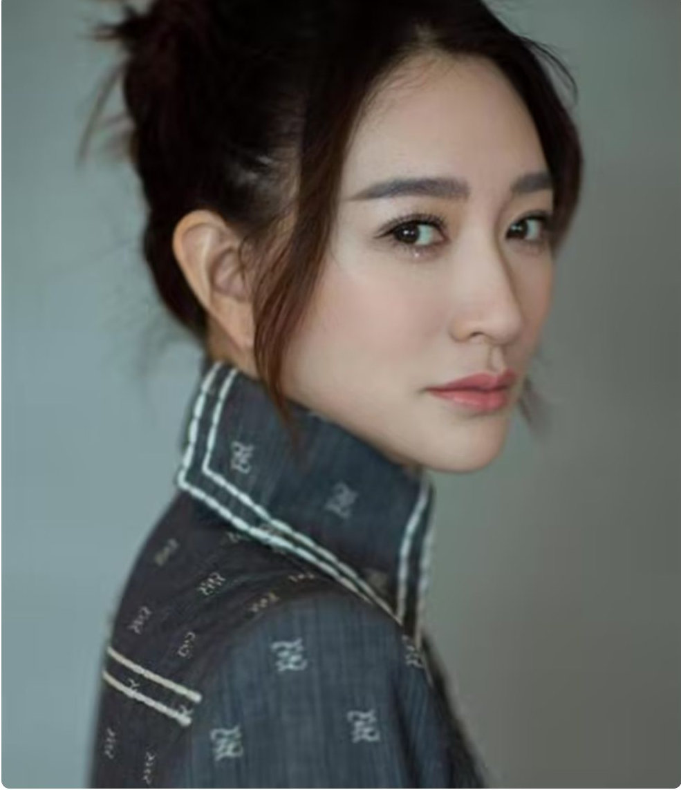 恭喜！被大佬折磨4年，流产2次的李小冉，50岁打了个漂亮的翻身仗 